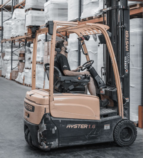 logistica una carretilla en el almacén de Alber